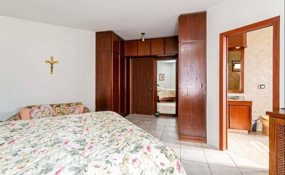 Casa com 4 dormitórios, sendo 2 suítes e 3 garagens no Itaguaçú.