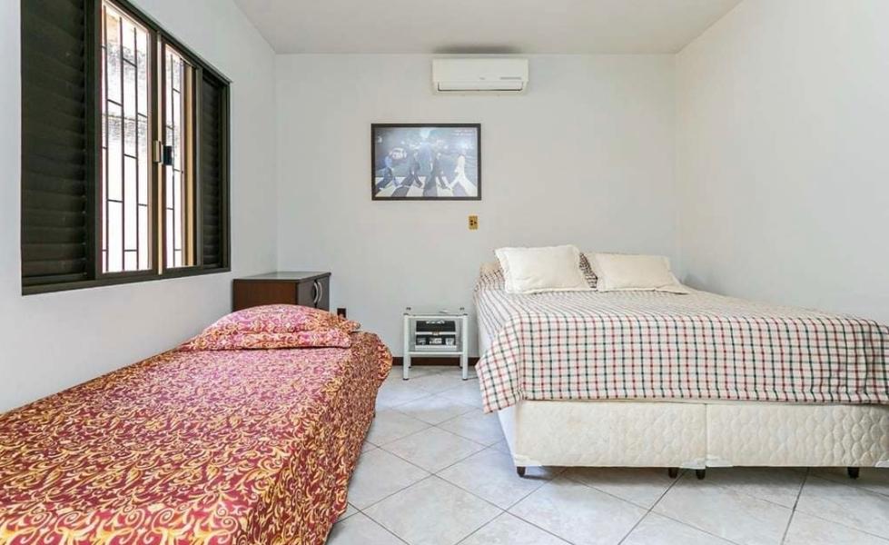 Casa com 4 dormitórios, sendo 2 suítes e 3 garagens no Itaguaçú.