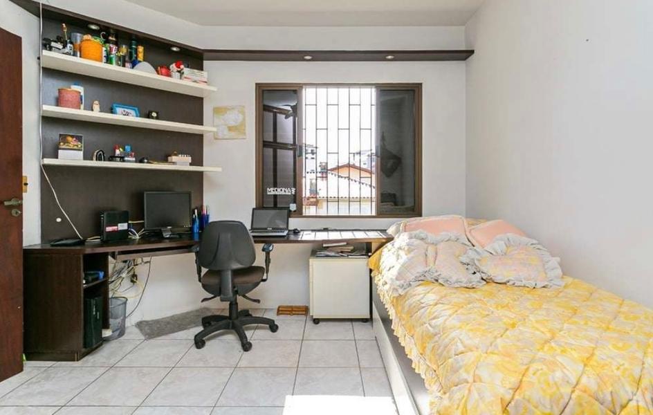 Casa com 4 dormitórios, sendo 2 suítes e 3 garagens no Itaguaçú.