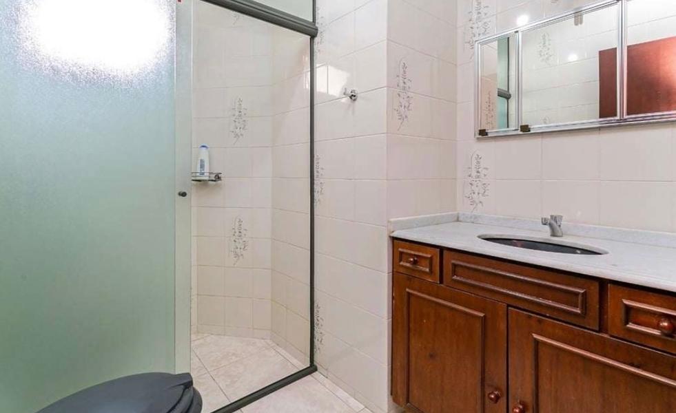 Casa com 4 dormitórios, sendo 2 suítes e 3 garagens no Itaguaçú.