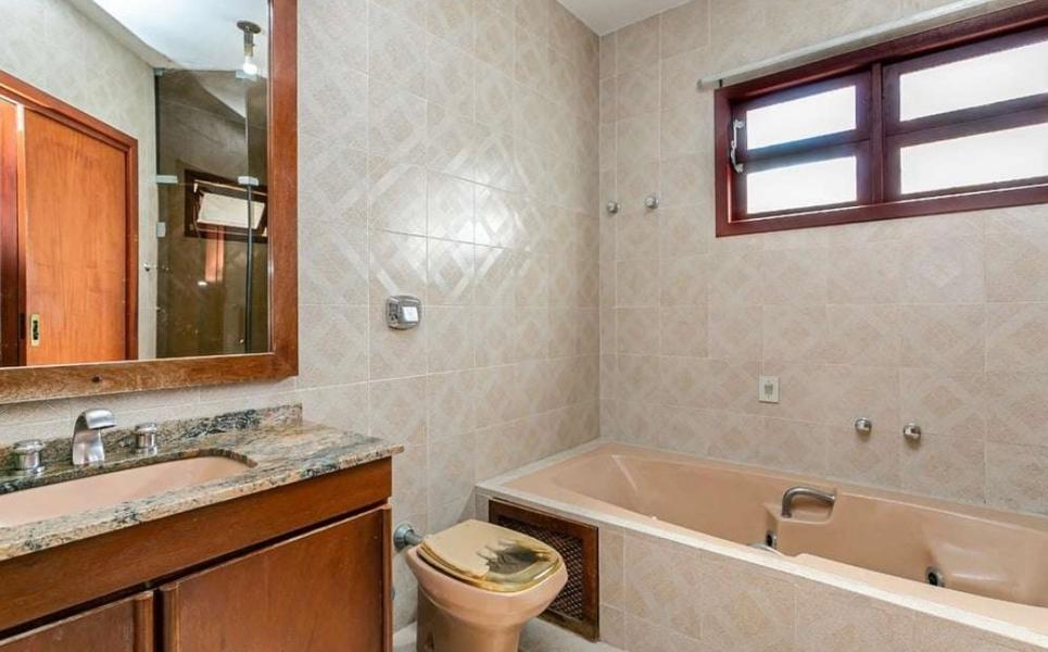 Casa com 4 dormitórios, sendo 2 suítes e 3 garagens no Itaguaçú.