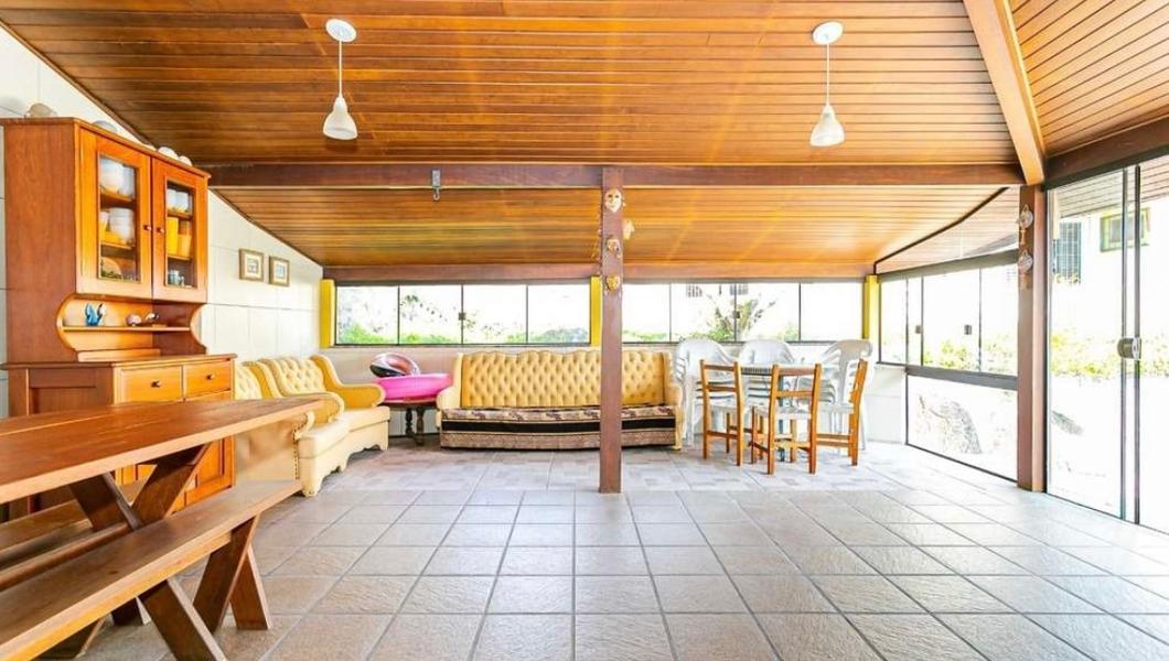 Casa com 4 dormitórios, sendo 2 suítes e 3 garagens no Itaguaçú.