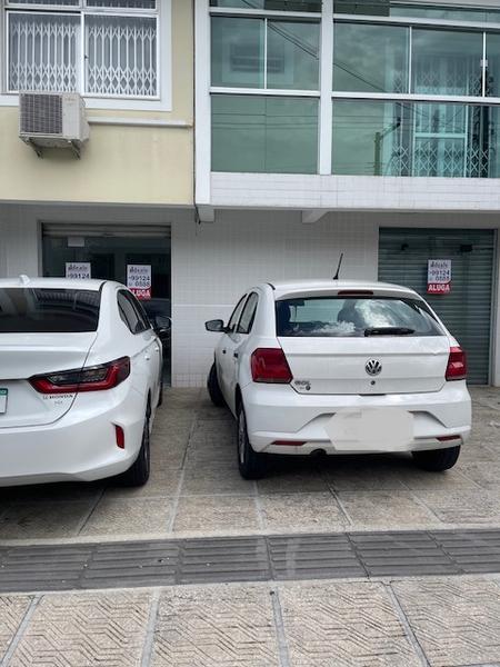 Sala térrea com estacionameto no Abraão.