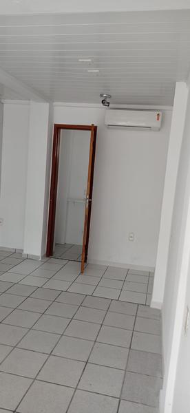 Sala térrea com estacionameto no Abraão.