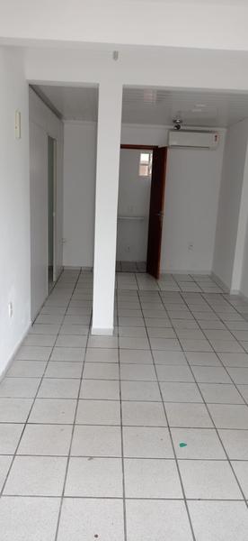 Sala térrea com estacionameto no Abraão.