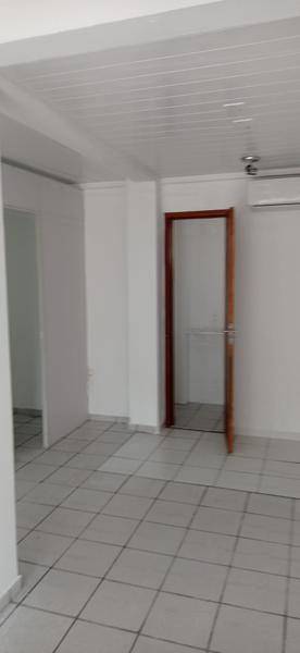 Sala térrea com estacionameto no Abraão.