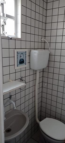 Sala térrea com estacionameto no Abraão.