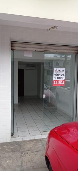 Sala térrea com estacionameto no Abraão.