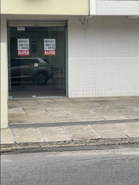 Sala térrea com estacionameto no Abraão.