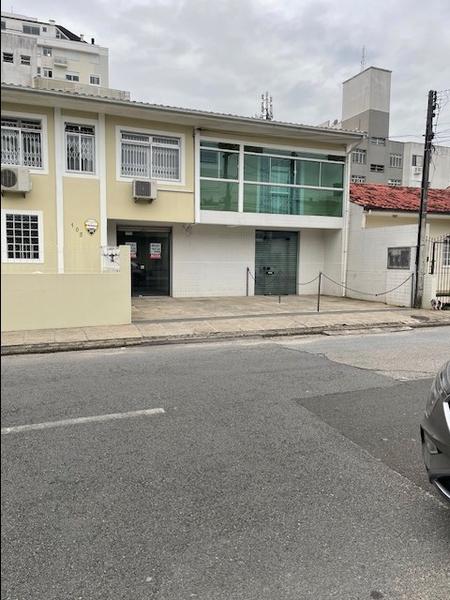 Sala térrea com estacionameto no Abraão.