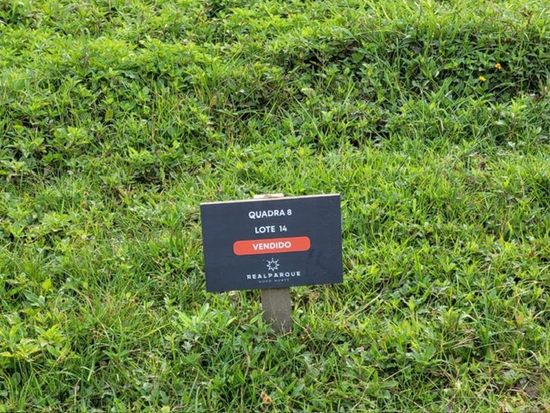 Terreno com 476,01 m² em Condominio Fechado e área de lazer na Vargem do Bom Jesus.