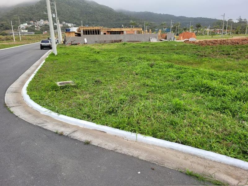 Terreno com 476,01 m² em Condominio Fechado e área de lazer na Vargem do Bom Jesus.