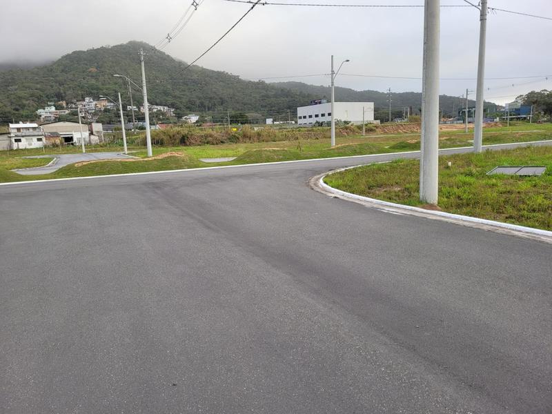 Terreno com 476,01 m² em Condominio Fechado e área de lazer na Vargem do Bom Jesus.