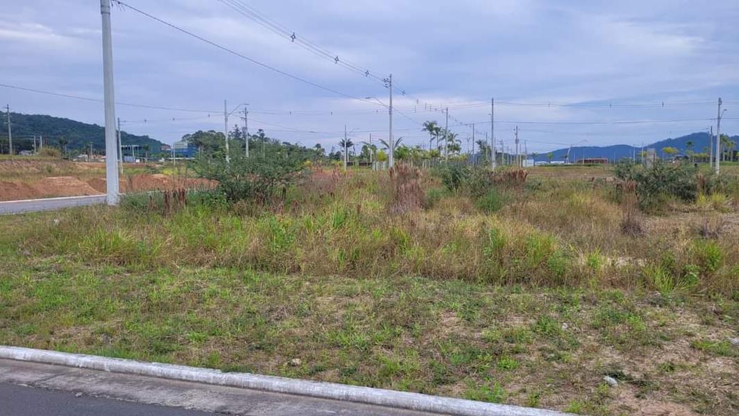 Terreno com 476,01 m² em Condominio Fechado e área de lazer na Vargem do Bom Jesus.
