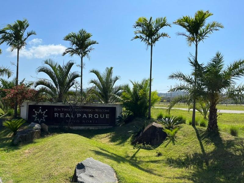Terreno com 476,01 m² em Condominio Fechado e área de lazer na Vargem do Bom Jesus.
