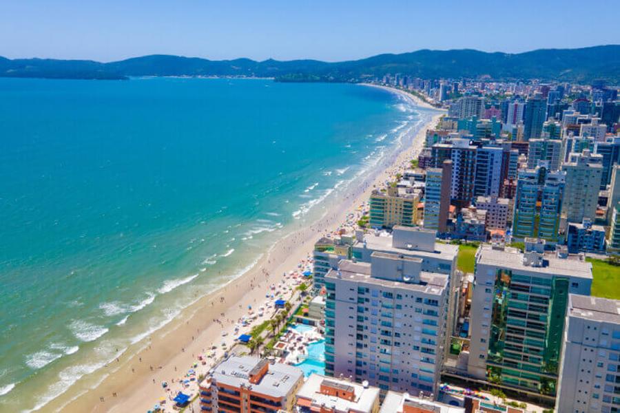 Apartamento com 2 dormitórios, sendo 1 suíte, sacada e garagem na Meia Praia em Itapema.