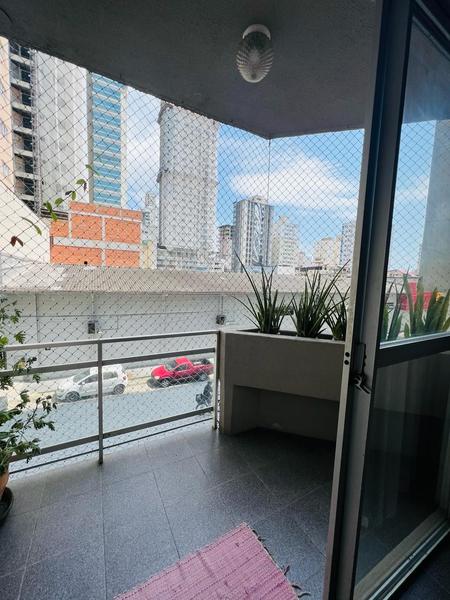 Apartamento com 2 dormitórios, sendo 1 suíte, sacada e garagem na Meia Praia em Itapema.