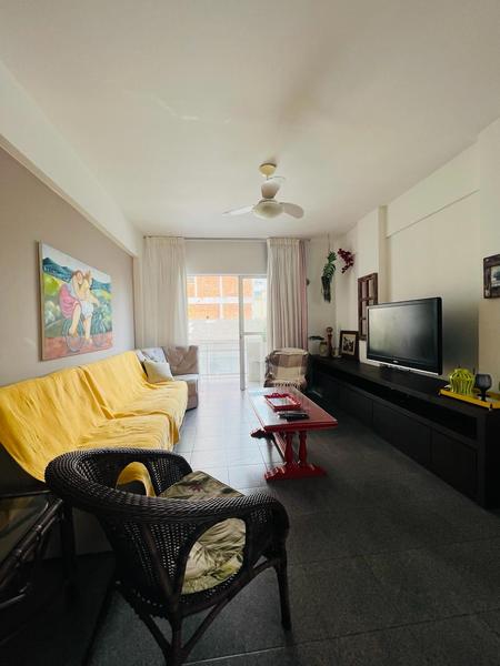 Apartamento com 2 dormitórios, sendo 1 suíte, sacada e garagem na Meia Praia em Itapema.