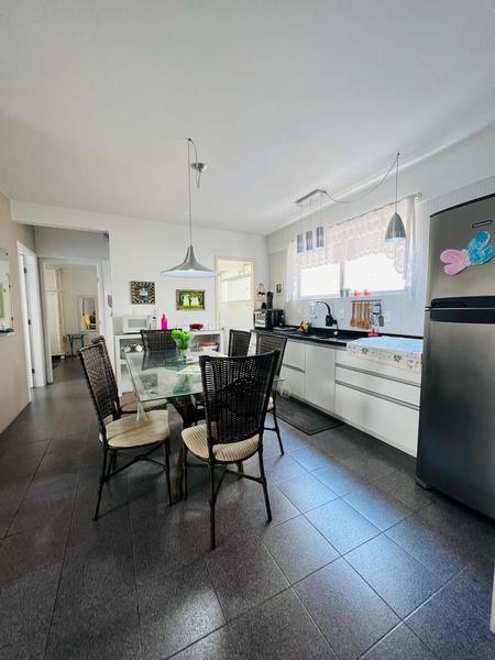 Apartamento com 2 dormitórios, sendo 1 suíte, sacada e garagem na Meia Praia em Itapema.