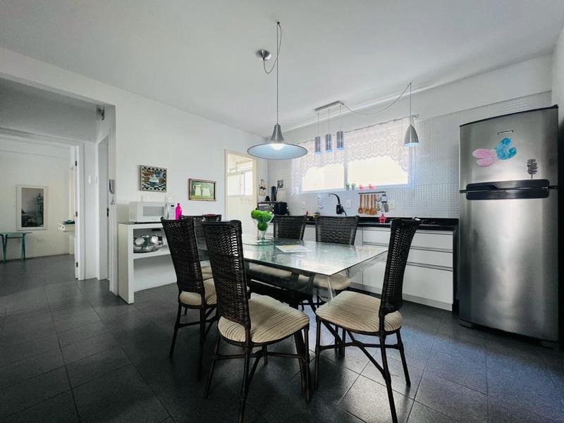 Apartamento com 2 dormitórios, sendo 1 suíte, sacada e garagem na Meia Praia em Itapema.
