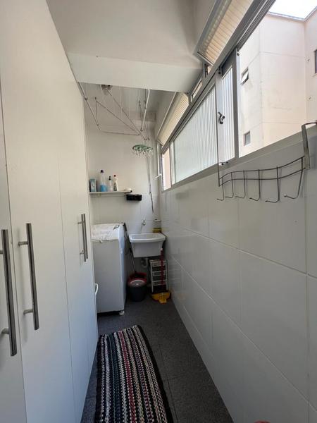 Apartamento com 2 dormitórios, sendo 1 suíte, sacada e garagem na Meia Praia em Itapema.
