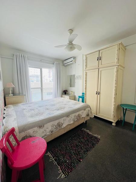 Apartamento com 2 dormitórios, sendo 1 suíte, sacada e garagem na Meia Praia em Itapema.