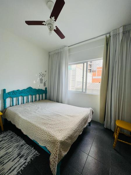Apartamento com 2 dormitórios, sendo 1 suíte, sacada e garagem na Meia Praia em Itapema.