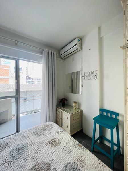 Apartamento com 2 dormitórios, sendo 1 suíte, sacada e garagem na Meia Praia em Itapema.