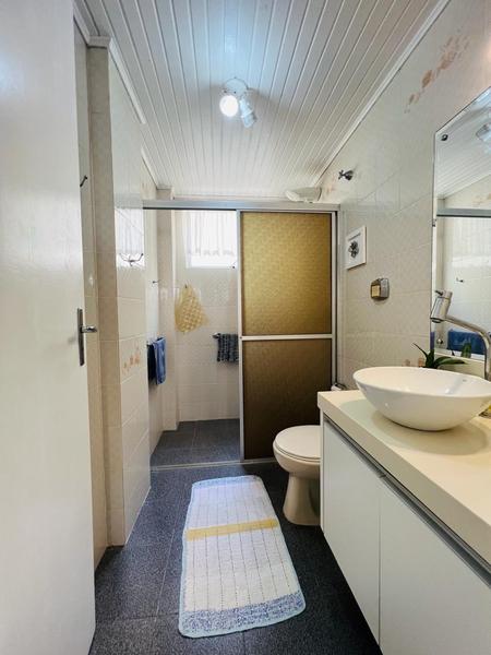 Apartamento com 2 dormitórios, sendo 1 suíte, sacada e garagem na Meia Praia em Itapema.