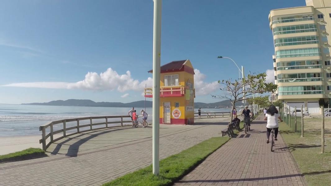 Apartamento com 2 dormitórios, sendo 1 suíte, sacada e garagem na Meia Praia em Itapema.