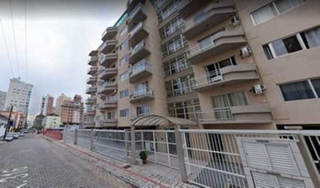 Apartamento com 2 dormitórios, sendo 1 suíte, sacada e garagem na Meia Praia em Itapema.