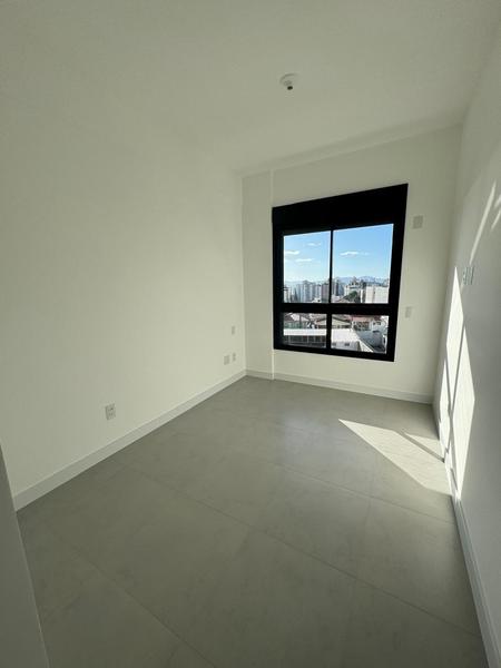 Apartamento de 3 suítes e 2 garagens no Edifício Lago De Garda no Centro de Florianopolis.