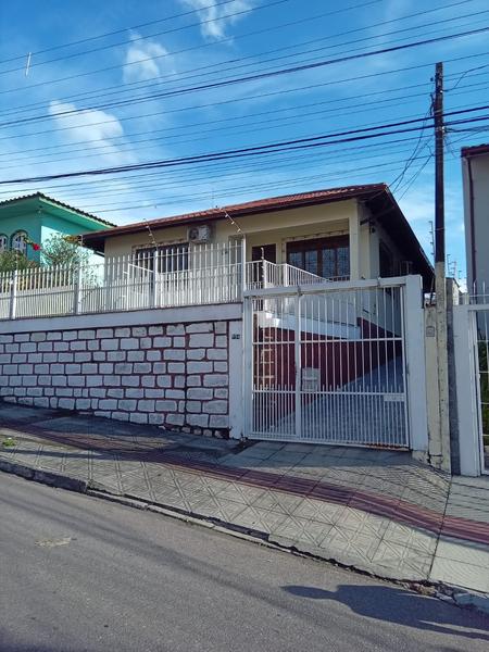Casa com 3 dormitórios ( suíte), edícula e garagem no Abraão.