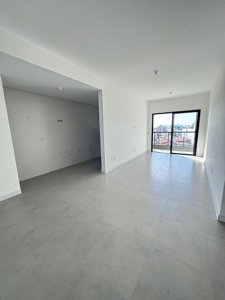 Apartamento de 3 suítes e 2 garagens no Edifício Lago De Garda no Centro de Florianopolis.
