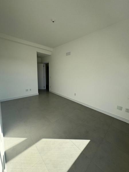 Apartamento de 3 suítes e 2 garagens no Edifício Lago De Garda no Centro de Florianopolis.