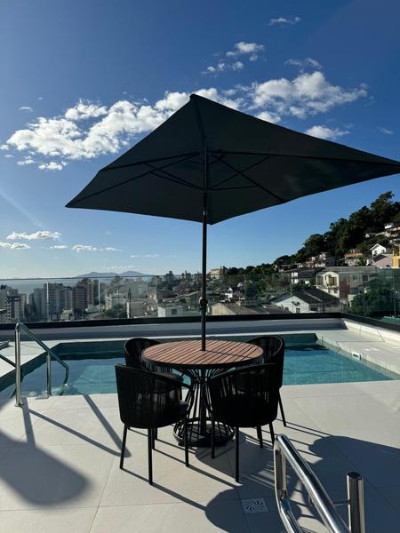 Apartamento de 3 suítes e 2 garagens no Edifício Lago De Garda no Centro de Florianopolis.