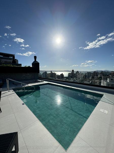 Apartamento de 3 suítes e 2 garagens no Edifício Lago De Garda no Centro de Florianopolis.