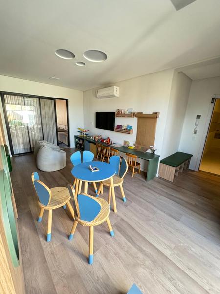 Apartamento de 3 suítes e 2 garagens no Edifício Lago De Garda no Centro de Florianopolis.