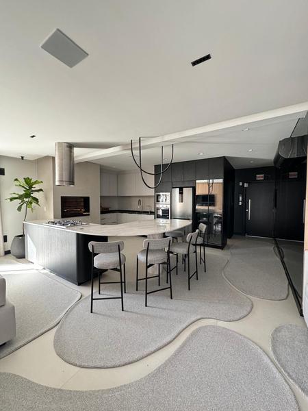 Apartamento de 3 suítes e 2 garagens no Edifício Lago De Garda no Centro de Florianopolis.