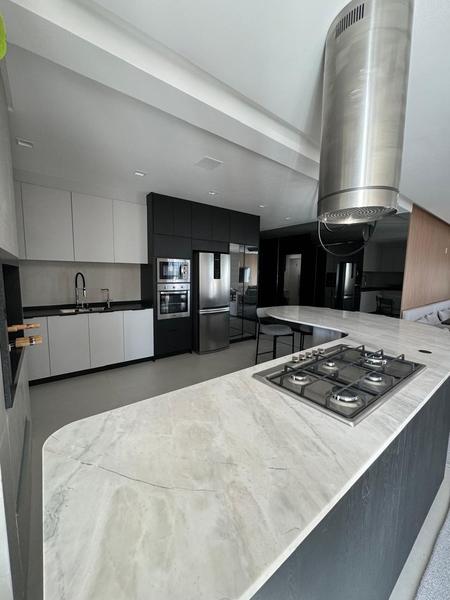 Apartamento de 3 suítes e 2 garagens no Edifício Lago De Garda no Centro de Florianopolis.