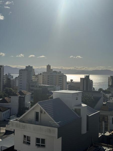 Apartamento de 3 suítes e 2 garagens no Edifício Lago De Garda no Centro de Florianopolis.