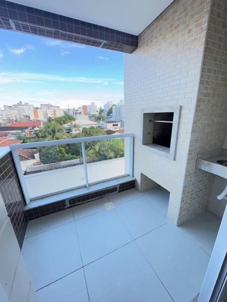 Apartamento de 2 dormitórios, sendo 1 suíe, sacada, churrasqueira, hobby box e garagem em Coqueiros.