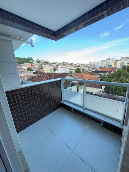 Apartamento de 2 dormitórios, sendo 1 suíe, sacada, churrasqueira, hobby box e garagem em Coqueiros.