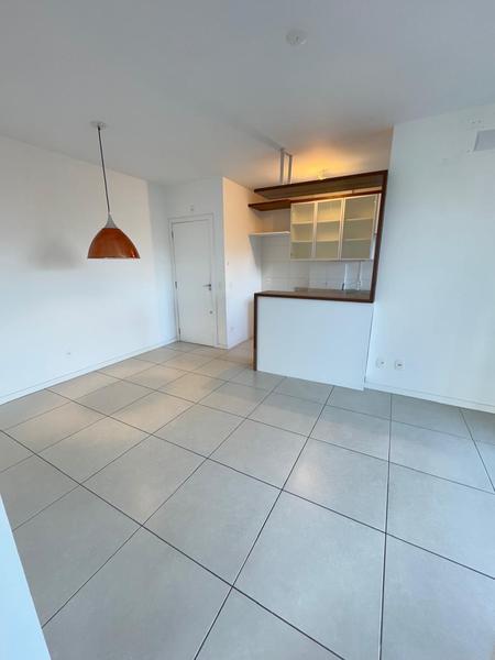 Apartamento de 2 dormitórios, sendo 1 suíe, sacada, churrasqueira, hobby box e garagem em Coqueiros.