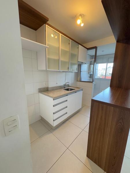 Apartamento de 2 dormitórios, sendo 1 suíe, sacada, churrasqueira, hobby box e garagem em Coqueiros.