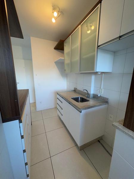 Apartamento de 2 dormitórios, sendo 1 suíe, sacada, churrasqueira, hobby box e garagem em Coqueiros.