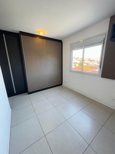 Apartamento de 2 dormitórios, sendo 1 suíe, sacada, churrasqueira, hobby box e garagem em Coqueiros.