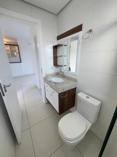 Apartamento de 2 dormitórios, sendo 1 suíe, sacada, churrasqueira, hobby box e garagem em Coqueiros.