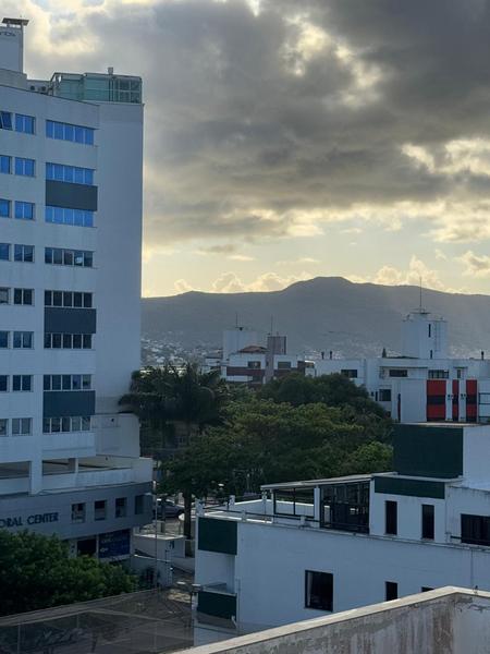 Apartamento de 2 dormitórios, sendo 1 suíe, sacada, churrasqueira, hobby box e garagem em Coqueiros.