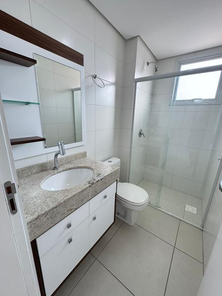 Apartamento de 2 dormitórios, sendo 1 suíe, sacada, churrasqueira, hobby box e garagem em Coqueiros.